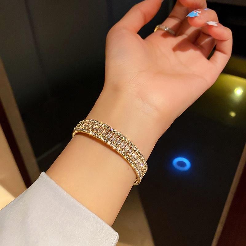 Vòng Tay Lắc Tay Nữ Titan Không Đen Gỉ Đính Đá Sáng Sang Trọng Đẹp Ring House