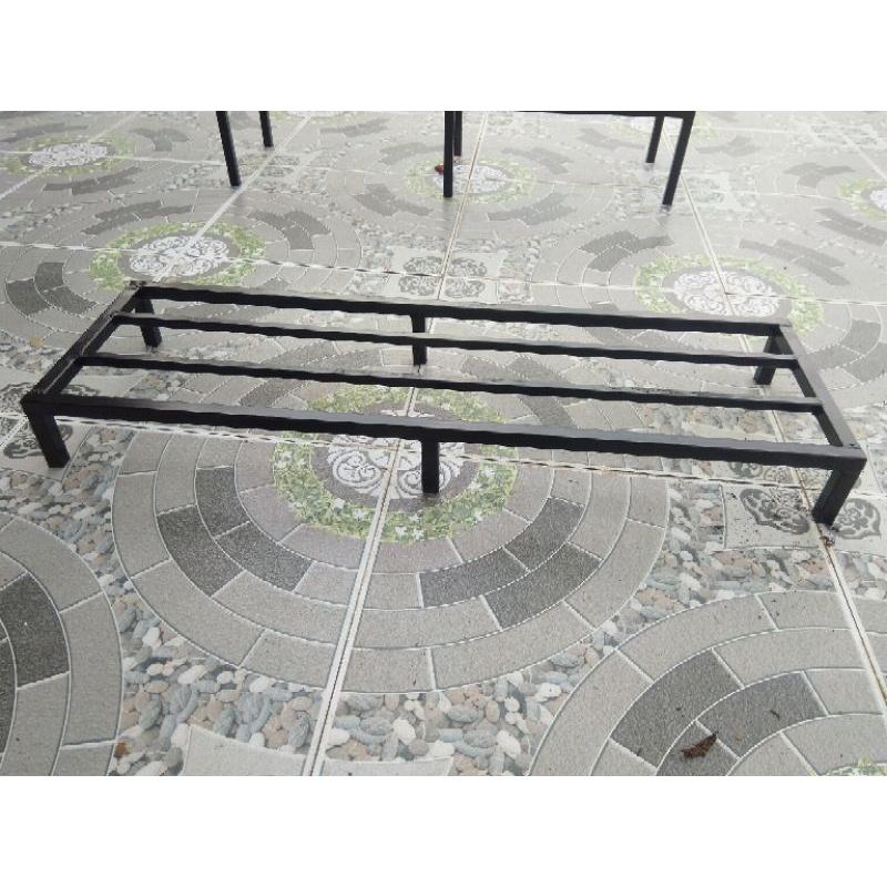 Kệ thép Dài 100. Rộng 20cm. Cao 10cm. 6 chân. 2 nan phụ. Hộp thép 2x2cm