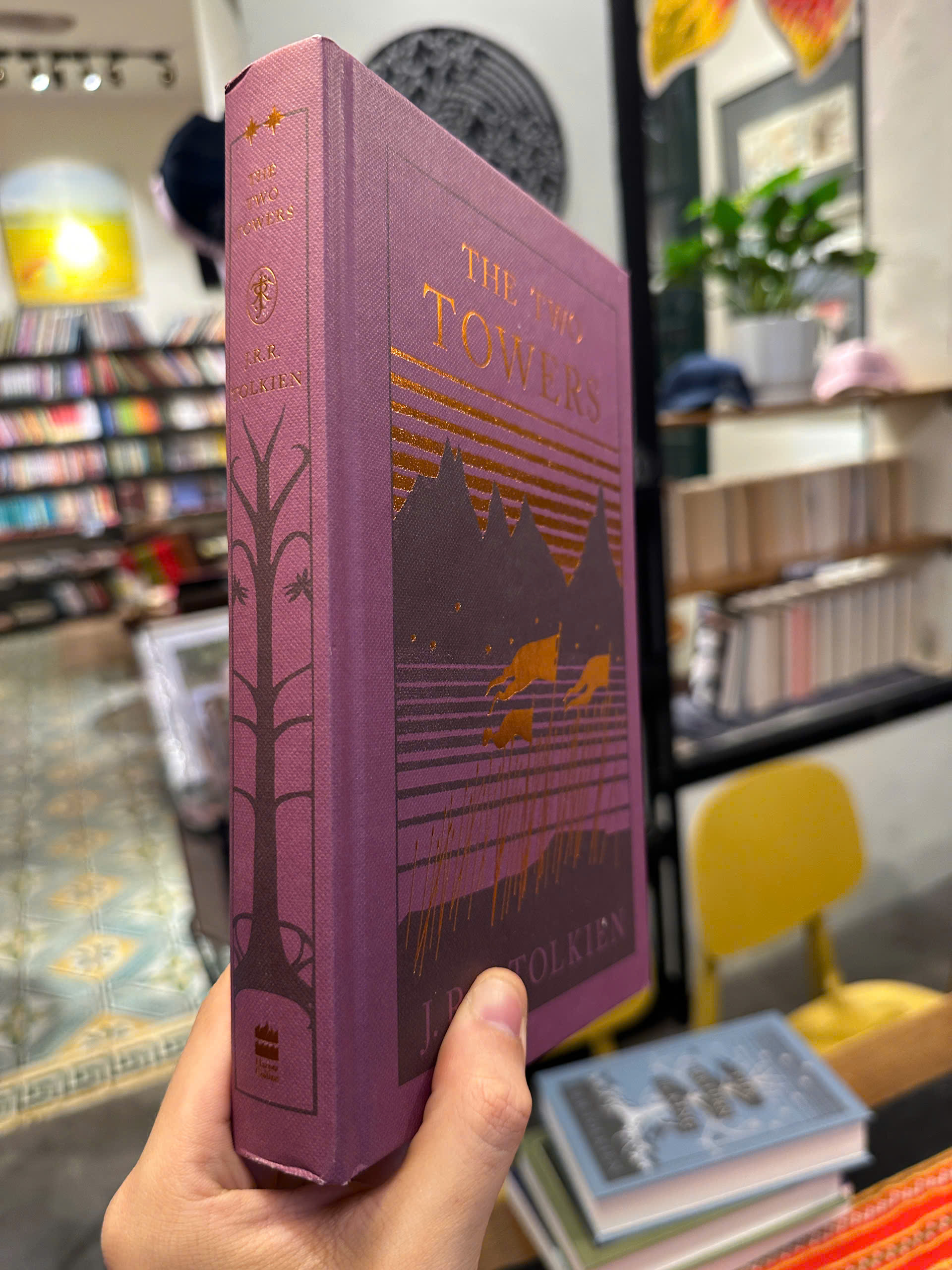 Sách - The Two Towers (Lord of The Rings series) by J.R.R. Tolkien | Fantasy / Ngoại văn Nhập khẩu