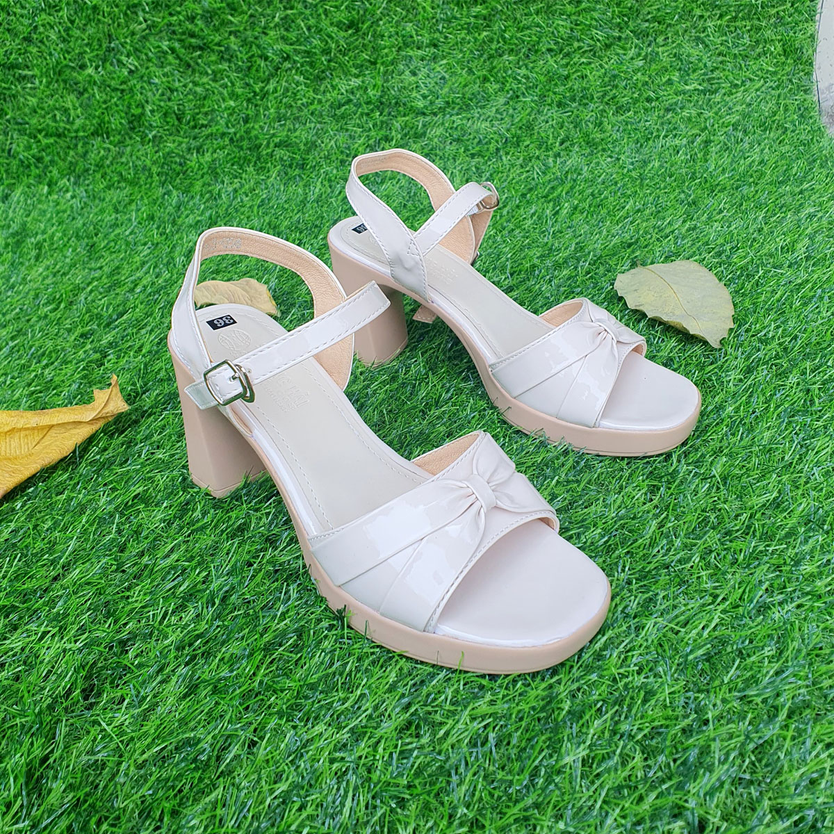 Giày Sandal Nữ cao gót TRường Hải quai ngang da bóng 2 màu đen, kem đế PU cao 8cm SD145K