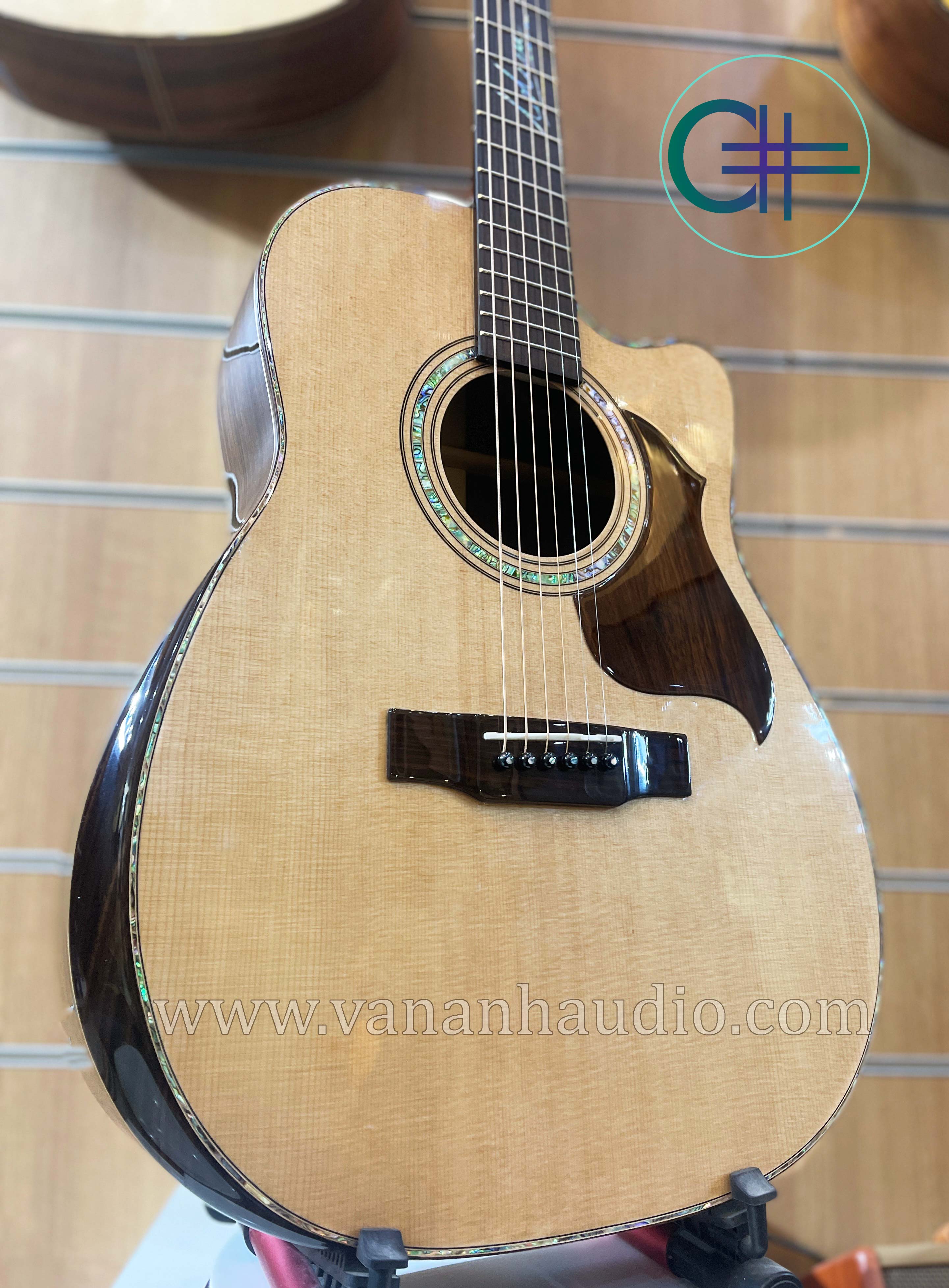 Đàn Guitar Acoustic Custom CL2022 của anh Lê Dũng Sĩ (Khảm trai chữ ký cần đàn)