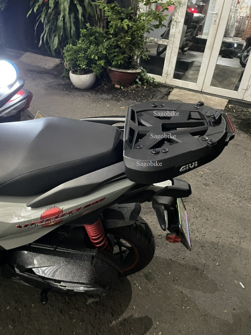 Thùng xe Vario 160, thùng givi B34NT kèm đế M7MN-S có đèn stop