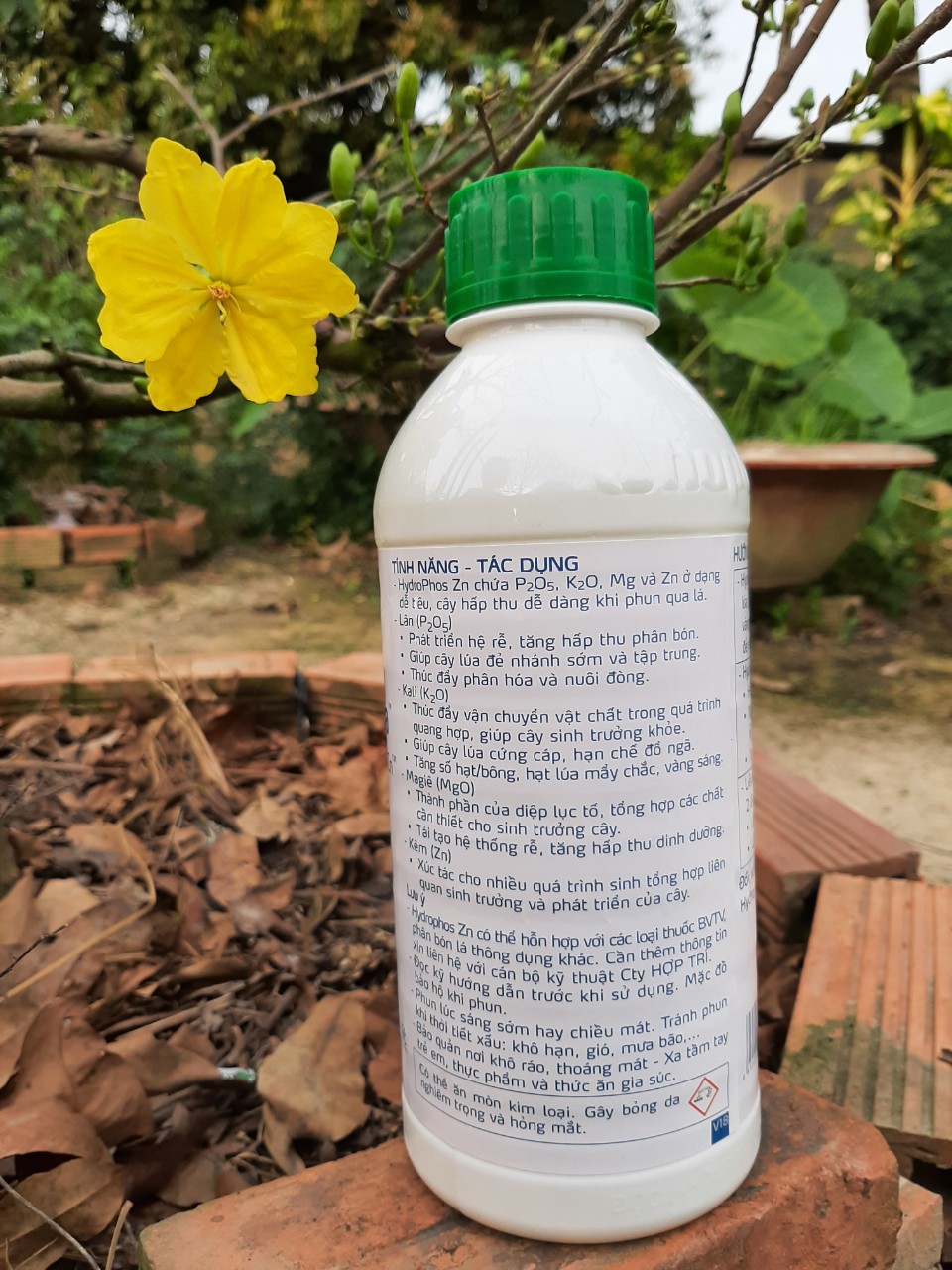 Phân bón lá trung vi lượng YaraVita Hydrophos Zn chai 1 lít giúp tăng hấp thu phân bón, ra rễ, đẻ nhánh