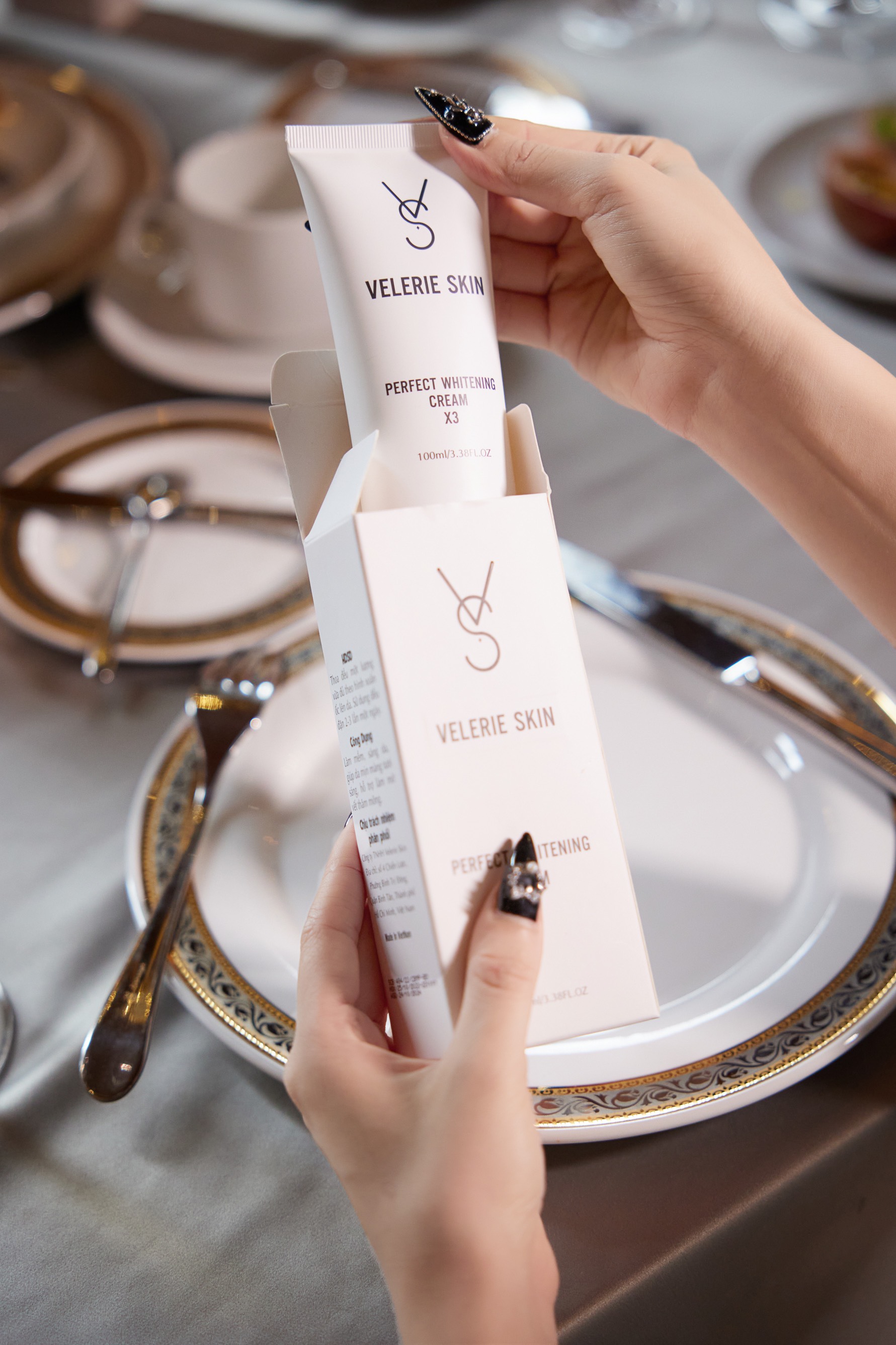 Kem Xóa Thâm Velerie Skin Perfect Whitening Cream x3. Hiệu quả trên cả 6 vùng: mông, bikini, ti, nách, đầu gối, khuỷu tay. Chất kem trong, thấm nhanh, chống nước.