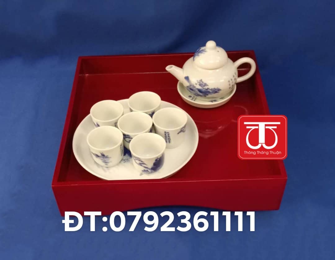 BỘ ẤM CHÉN VẼ SƠN THUỶ ( ĐK CỐC 5CM).KHAY GỖ SƠN MÀI 30CM*30CM