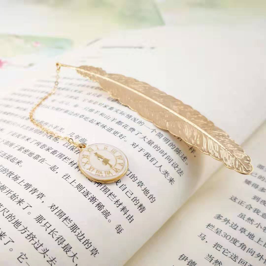 Bookmark Kim Loại Đánh Dấu Sách Hình Lông Vũ Dây Treo - Đồng Hồ Số La Mã