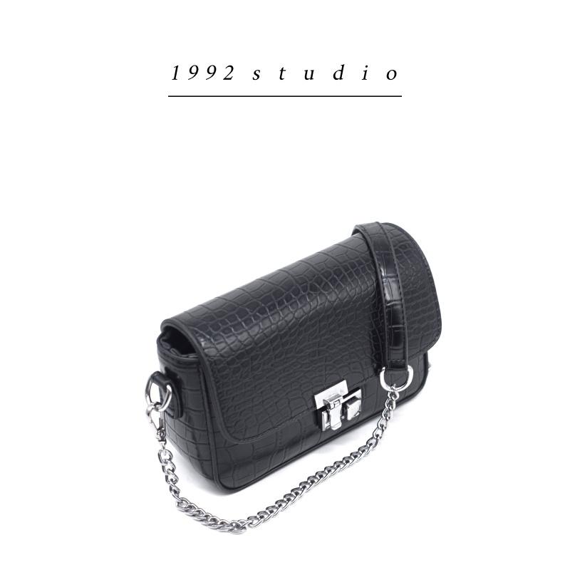 Túi xách nữ/ 1992 s t u d i o/ PETTY BAG/ màu đen da vân