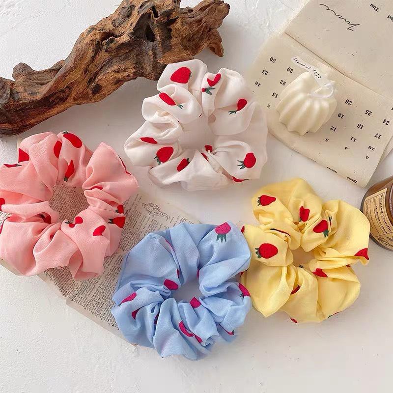 Scrunchies, buộc tóc quả dâu xinh xắn