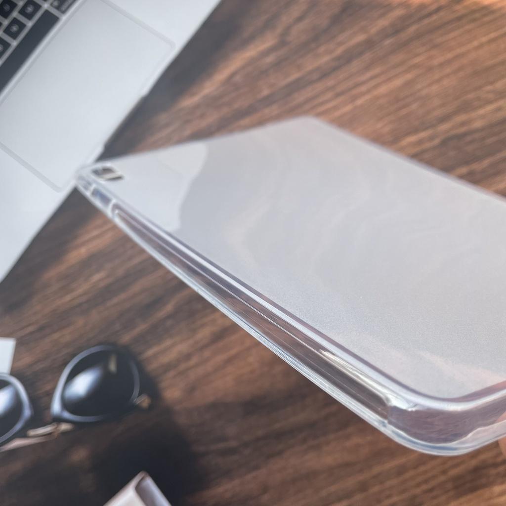 P lưng silicon cho máy tính bảng Huawei MatePad 11 viền trong suốt, mặt lưng trắng mờ.