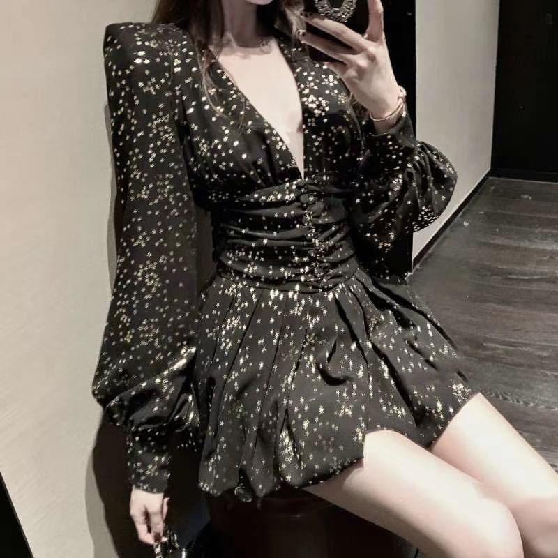 VÁY JUM ĐEN SAO VÀNG CỔ XẺ DÀI TAY