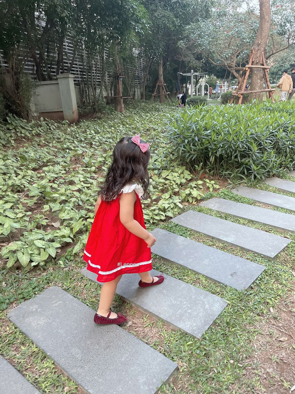 Váy đỏ cổ ren trắng Lennco