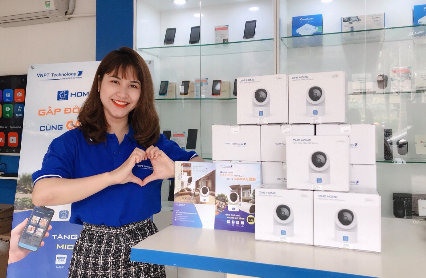 Camera IP Wifi VNPT Technology ONE HOME HVIP01 xoay 360 quan sát rõ ngày và đêm kèm thẻ nhớ hàng Việt Nam