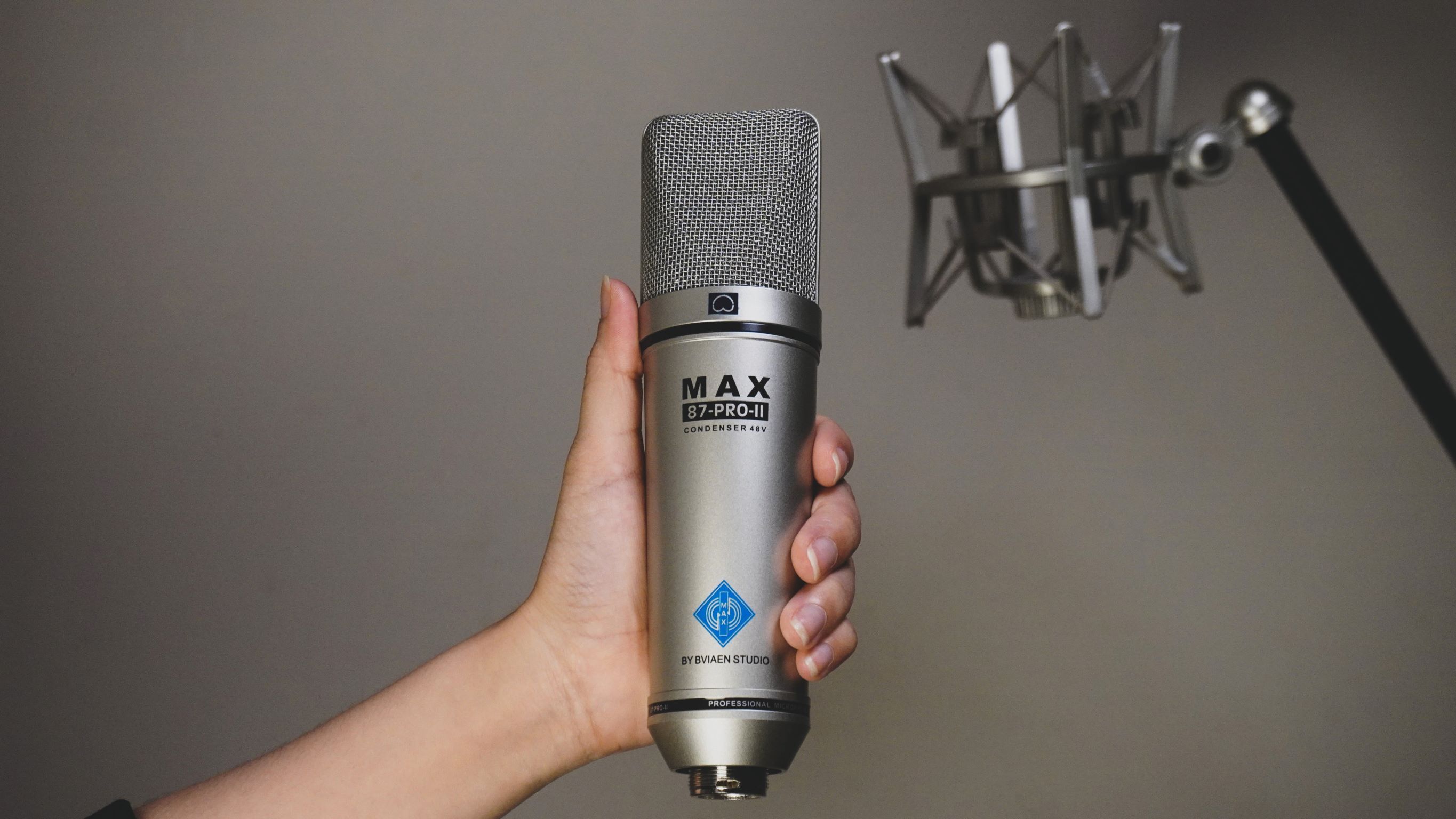 Mic thu âm Max 87-Pro-II - Micro 48V thu âm chuyên nghiệp - Condenser microphone - Dùng cho phòng thu, livestream, karaoke online - Tương thích nhiều loại soundcard, mixer - Thiết kế tinh tế, sang trọng - Hàng nhập khẩu