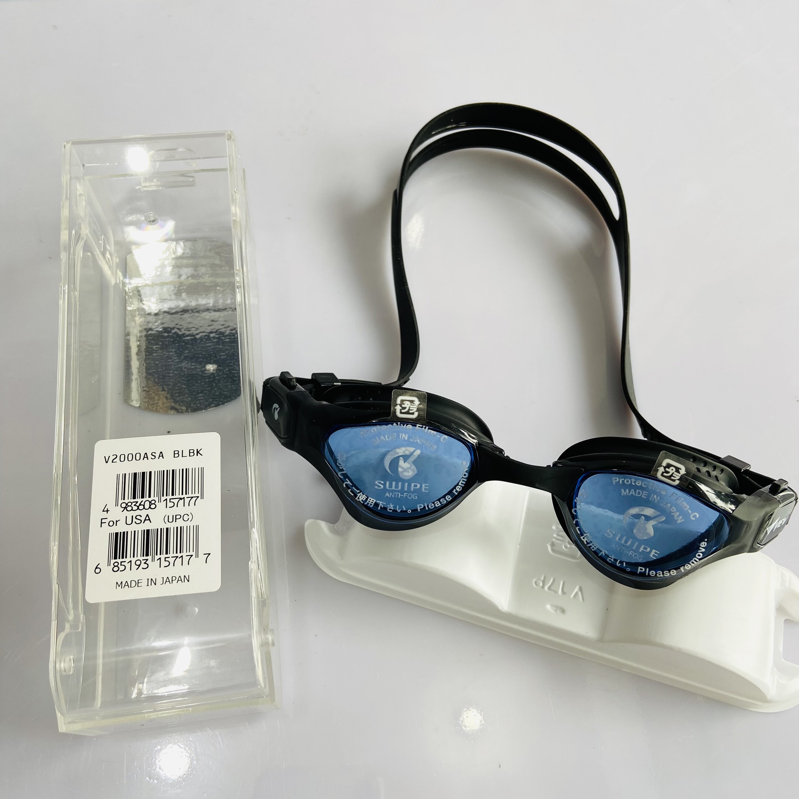 Kính bơi View V2000 được nhập khẩu từ Nhật Bản, thiết kế cực kỳ đẹp mắt và có tác dụng chống nước, bảo vệ mắt khi tham gia bơi lội.