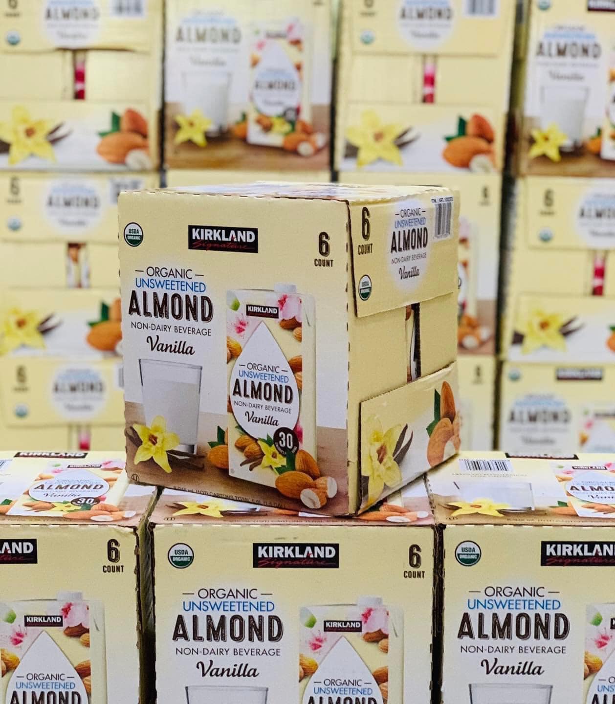 Thùng Sữa hạt hạnh nhân hữu cơ không đường hương Vanilla Kirkland Signature Organic Unsweetened Almond của Mỹ 946ml x 6 Hộp - Happi