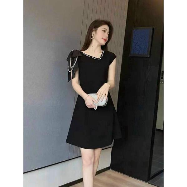 HÀNG NHẬP - ĐẦM SUÔNG CỔ LỆCH ĐÍNH HẠT CHÂU 1 BÊN VAI KẾT NƠ HẠT CHÂU