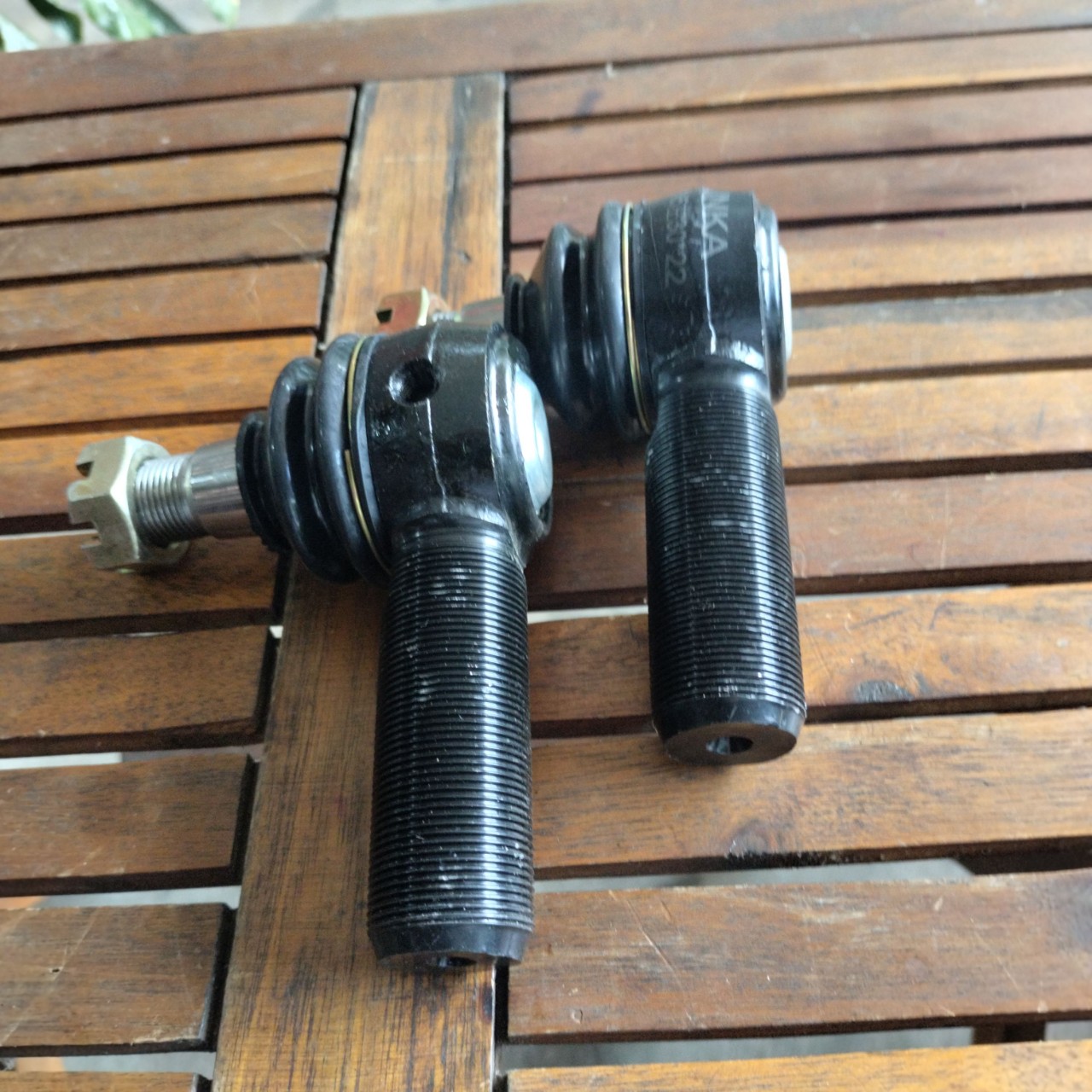 Một cặp Rotuyn lái dùng cho xe Thaco 2 cầu, mã số EQ145, gai ngoài 30mm, côn 22mm, không có tăng chỉnh