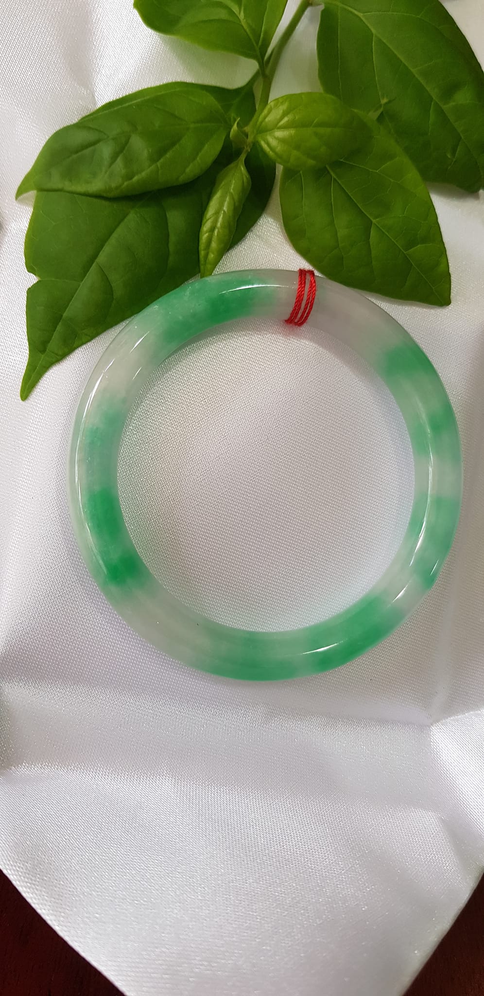 ️Vòng tay nữ đá Cẩm Thạch tự nhiên mới TR LÝ IC 52mm x chột 8mm vòng màu xanh trắng đều đẹp nữ 50kg - 54kg đeo ạ