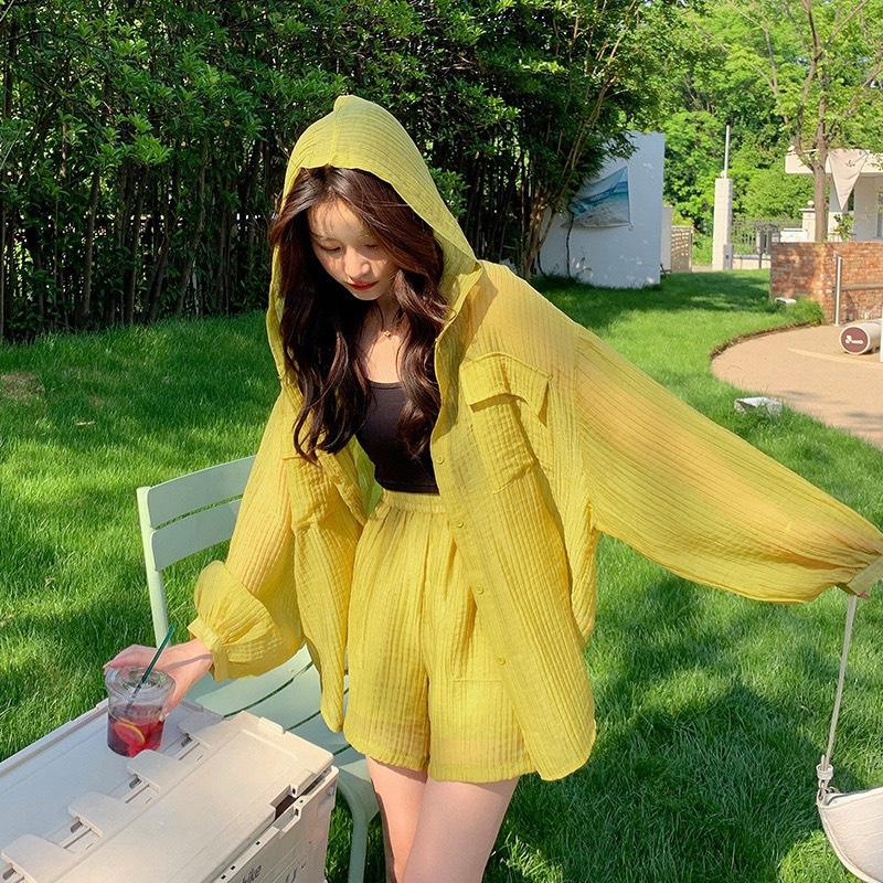 Bộ Áo Khoác Mỏng Có Mũ Quần Short Ống Rộng Vải Đũi Gân Xanh Bơ