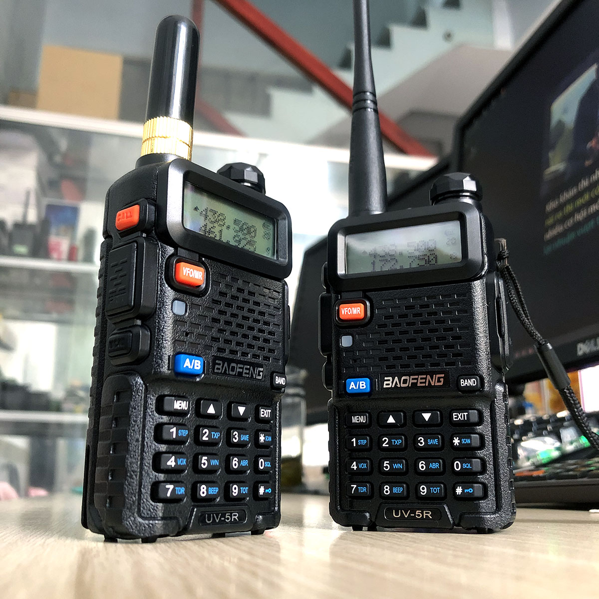 Bộ đàm Baofeng UV-5R phiên bản mới nhỏ gọn | Bộ đàm 2 băng tần số UHF/VHF kết hợp nghe đài FM và đèn pin chiếu sáng kèm tai nghe chuyên dụng cho bộ đàm - Hàng chính hãng