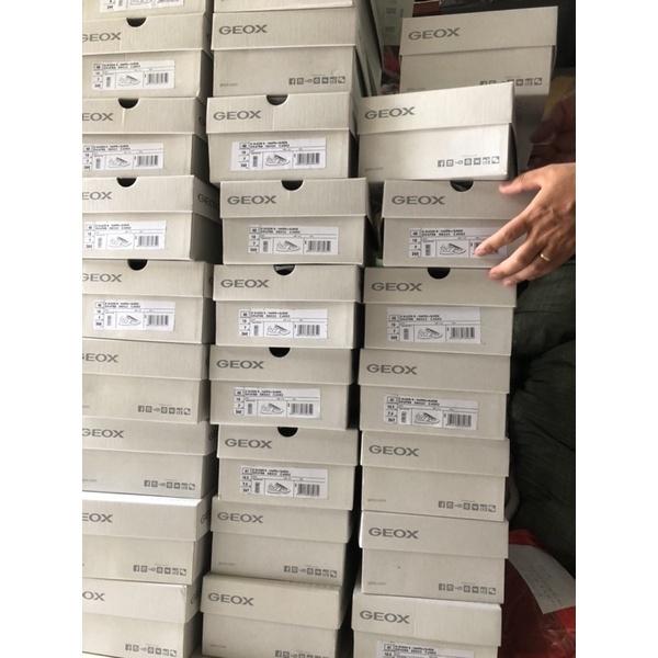 Giày Sneaker đế biết thở mang không nóng chân xuất khẩu