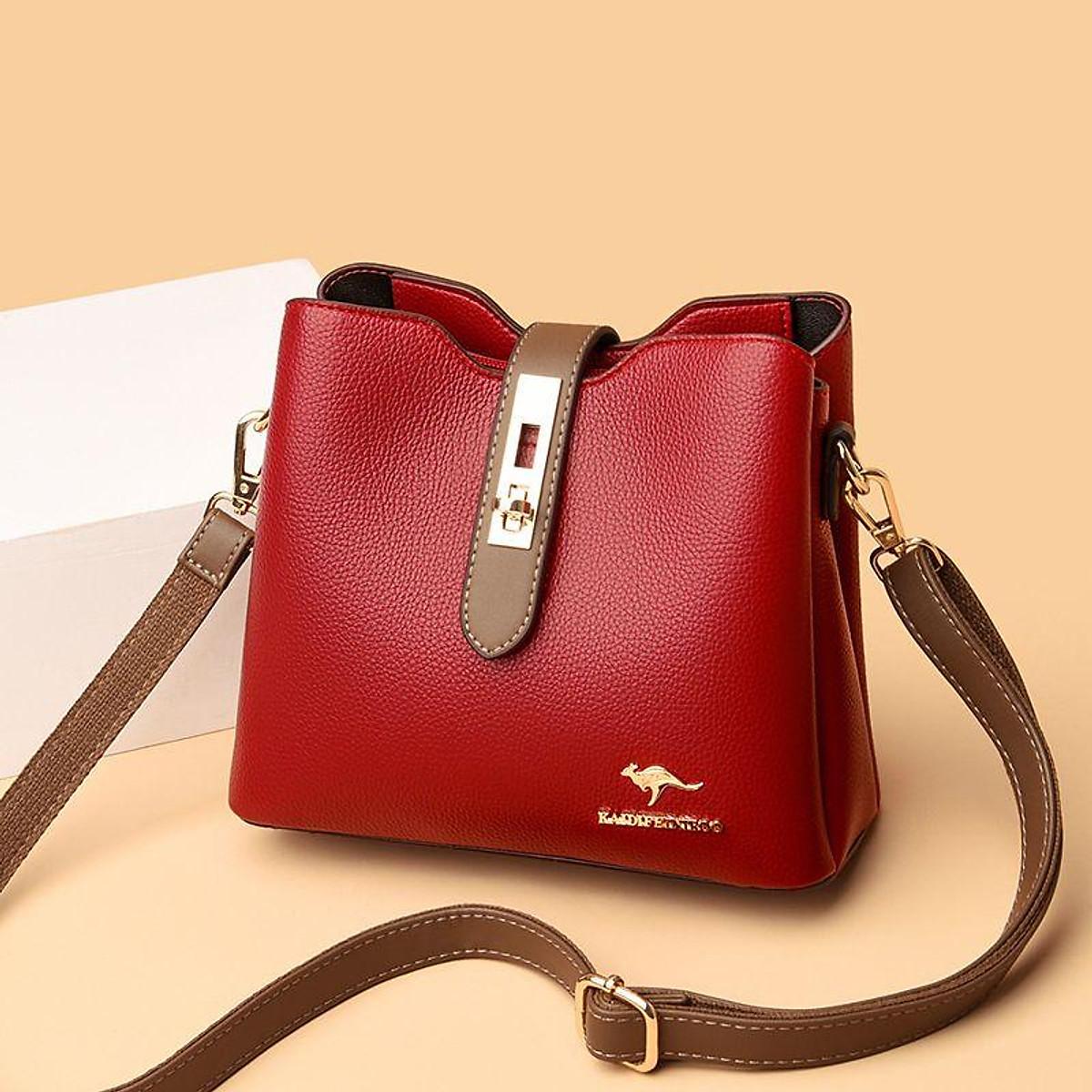 Túi xách nữ đeo vai có hình dáng loại thùng, tay cầm mềm, form túi mềm chắc chắn.