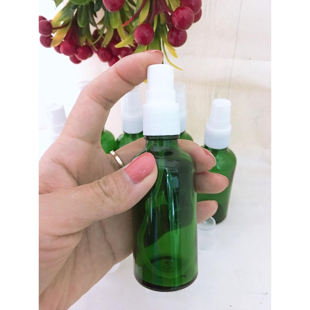 01 Lọ đựng tinh dầu 50ml màu xanh dạng xịt nắp trắng lọ 50ml