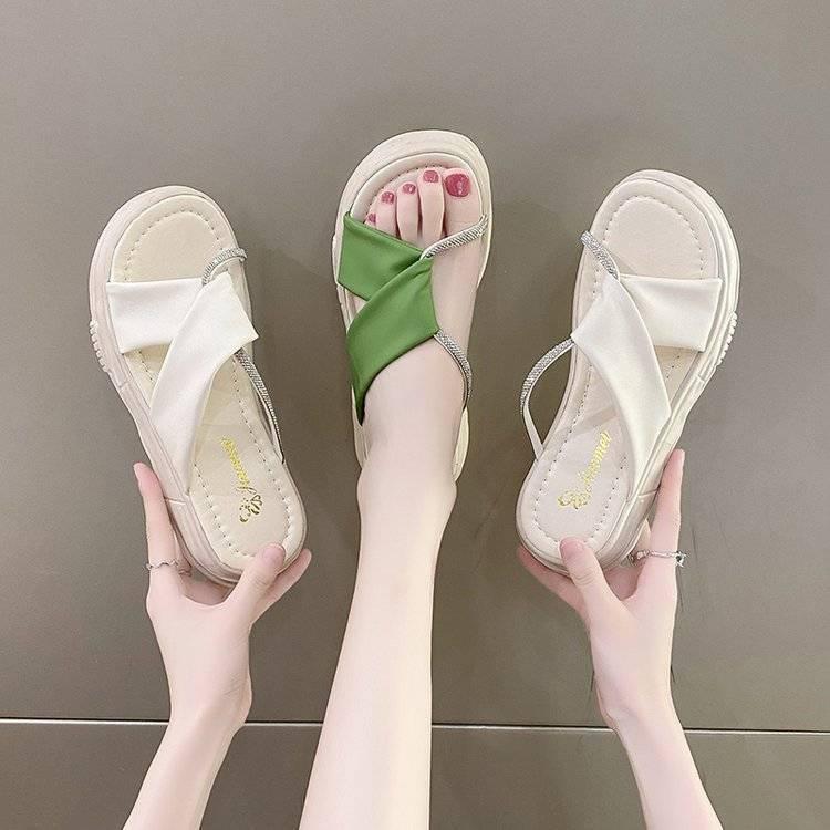 Pearl slippers for women in the summer of 2022, the new style is fashionable to wear thick-soled spongy pastry-soled sandals