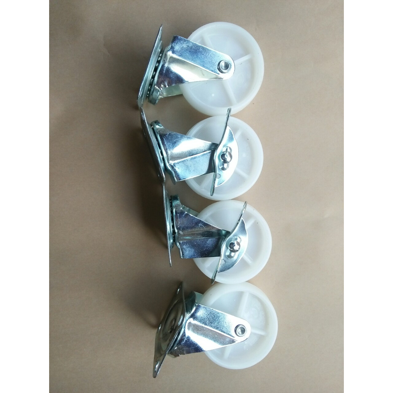Bánh xe đẩy nhựa trắng 7 cm xoay 360 độ, có khóa chống trượt