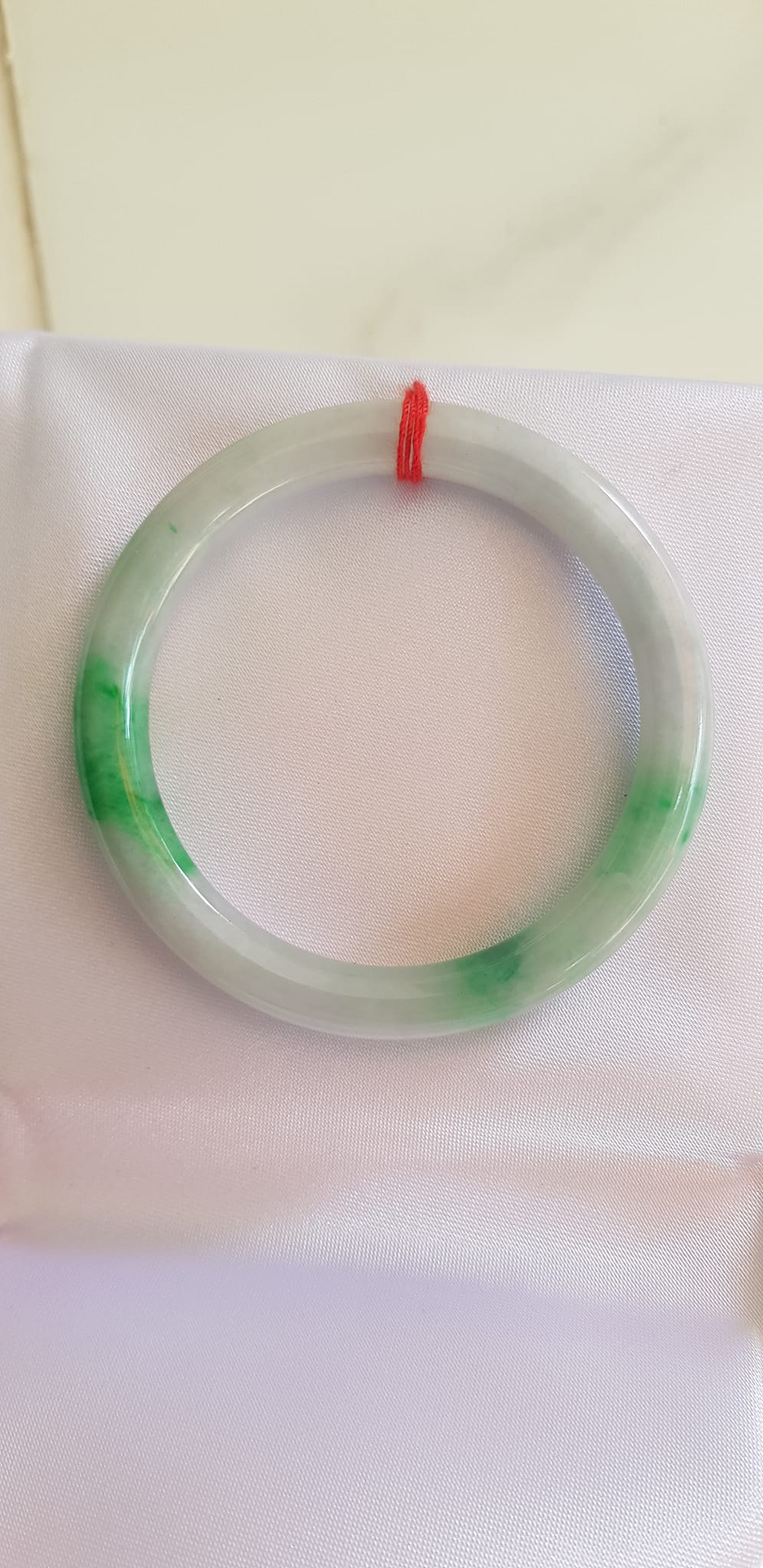 Vòng Cẩm Thạch tự nhiên đẹp Tr Lý Sao 47mm x chột 6,5mm Vòng màu trắng sữa điểm xanh lý đậm bóng mượt đẹp xinh sang tay lắm Nữ tay nhỏ 30kg - 47kg đeo đẹp ạ