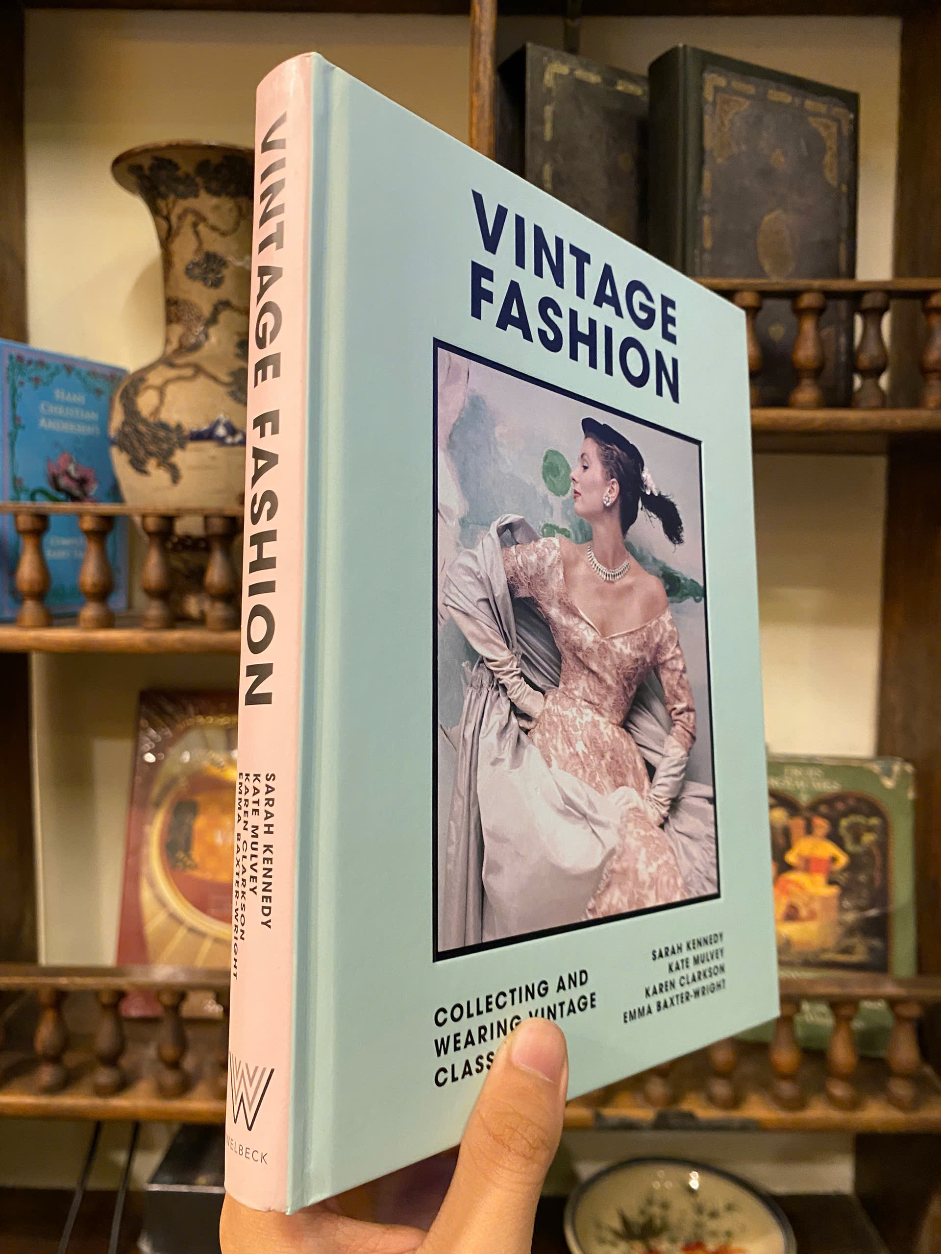 Sách - Vintage Fashion: Collecting & wearing designer classics by Sarah Kennedy | Bìa cứng