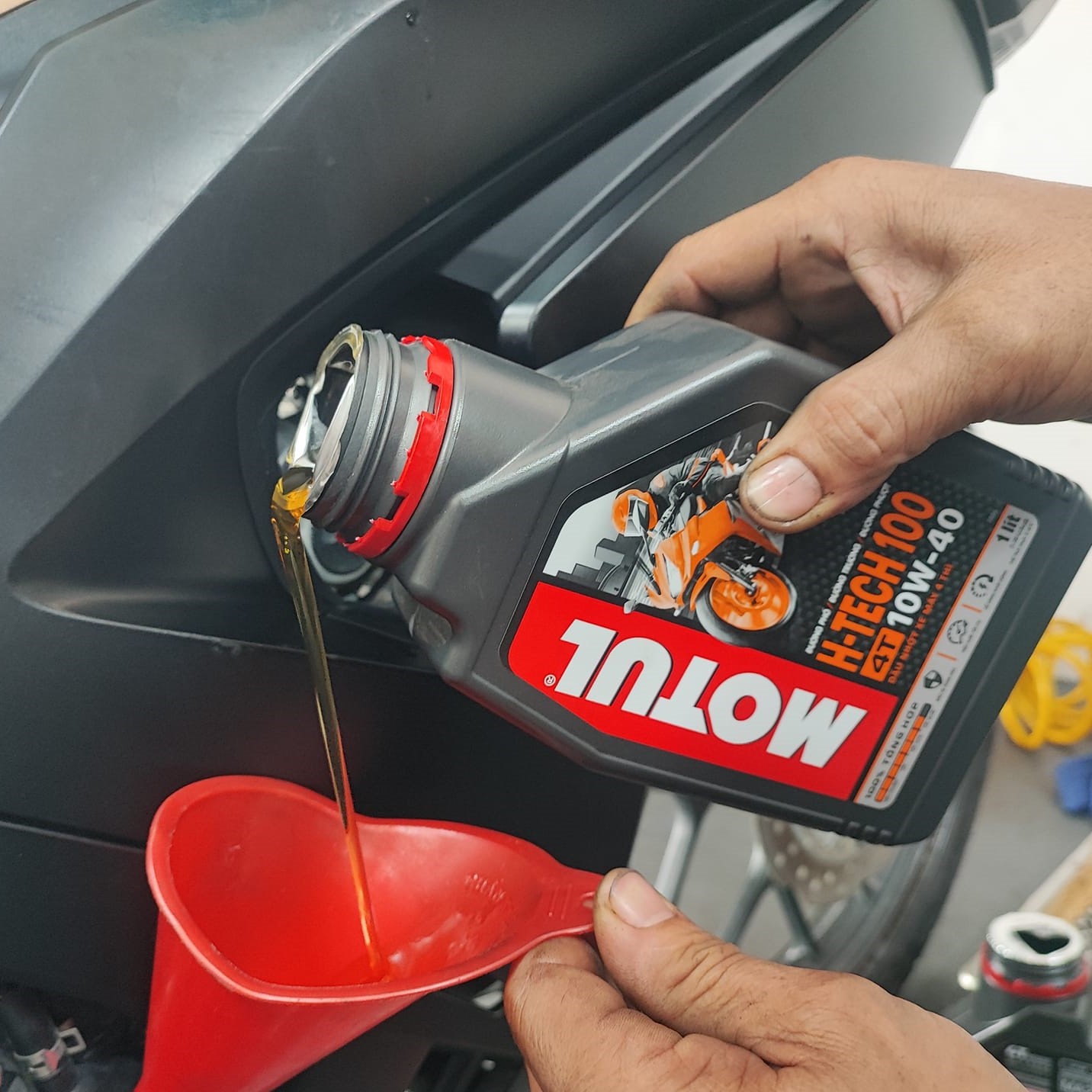 Nhớt Motul H-Tech 100 4T 10W40