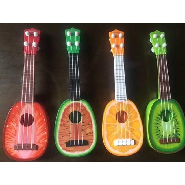 Đồ chơi đàn guitar mini giúp bé phát triển tài năng âm nhạc