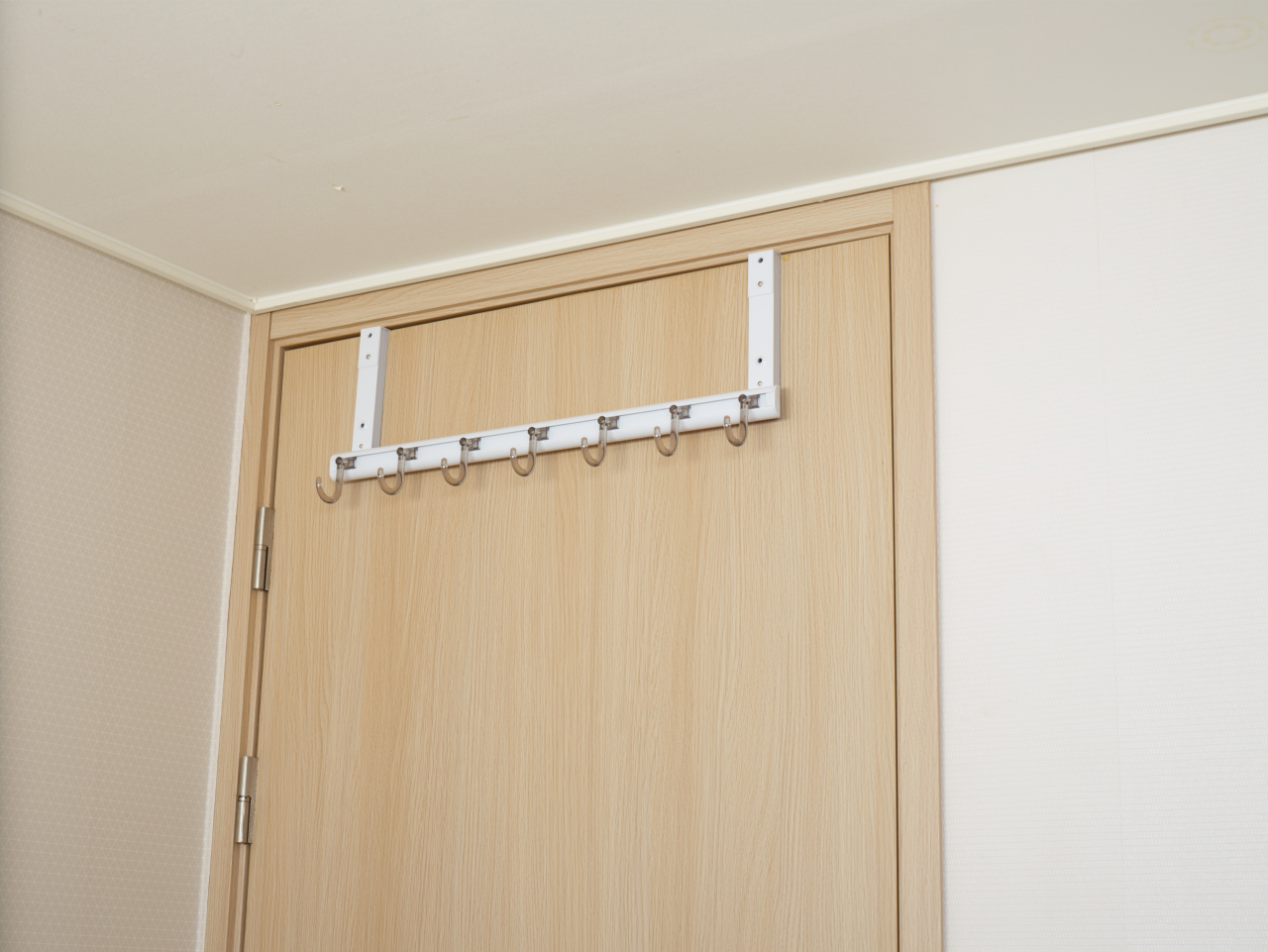 Móc treo quần áo sau cửa không cần khoan Wellex MU607 hạ 25cm