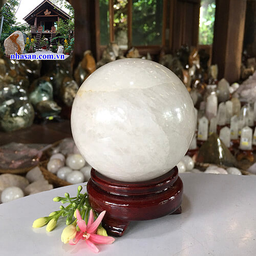 Quả cầu phong thủy đá thạch anh trắng tự nhiên giúp phát triển trí tuệ QC829 nặng 800gr đường kính 8.3cm – Vật phẩm phong thủy tài lộc, may mắn và bình an