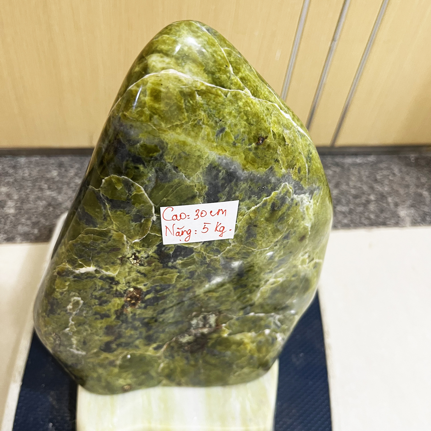 Cây đá để bàn tự nhiên Cao 30 cm, nặng 5 kg. Gồm chân đế đá tự nhiên cho người mệnh Mộc và Hỏa