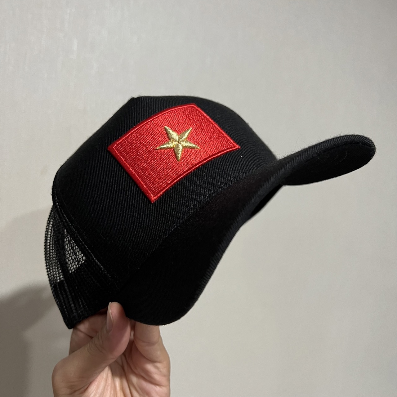 [56-58,5cm] Nón lưỡi trai fom vuông Sâu Đầu logo Cờ Việt Nam thêu nổi ngôi sao vàng chất lượng cao brand One Hat