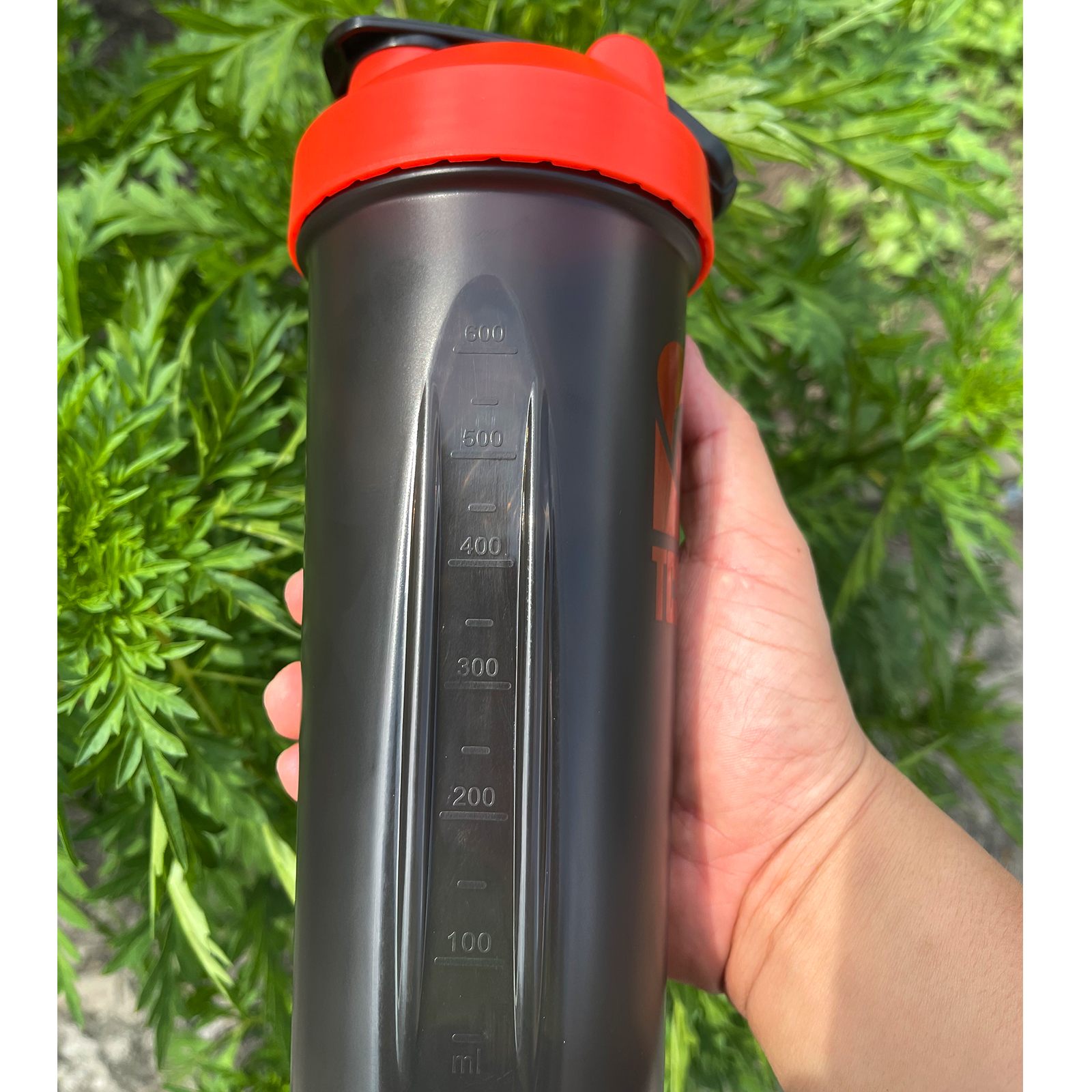 Bình lắc Shaker pha sữa cho người tập GYM hiệu TCSPORTFOOD - Bình nước thể thao Shaker 600 ml - Màu đen nắp đỏ