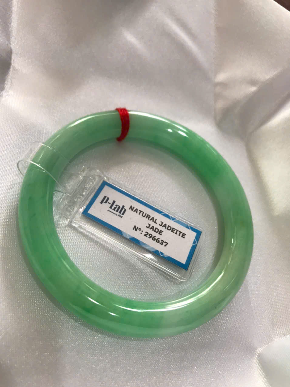 Chiếc Vòng Tay Đá Ngọc Cẩm Thạch Tự Nhiên Vip Lý Đẹp Ni 53mm x chột 8,2mm kiểm định kèm giấy chứng nhận P Lab Ni 296637 Màu Xanh Lý Tươi trắng xanh nhẹ bóng mượt sịn sang nữ 52kg - 60kg đeo ạ