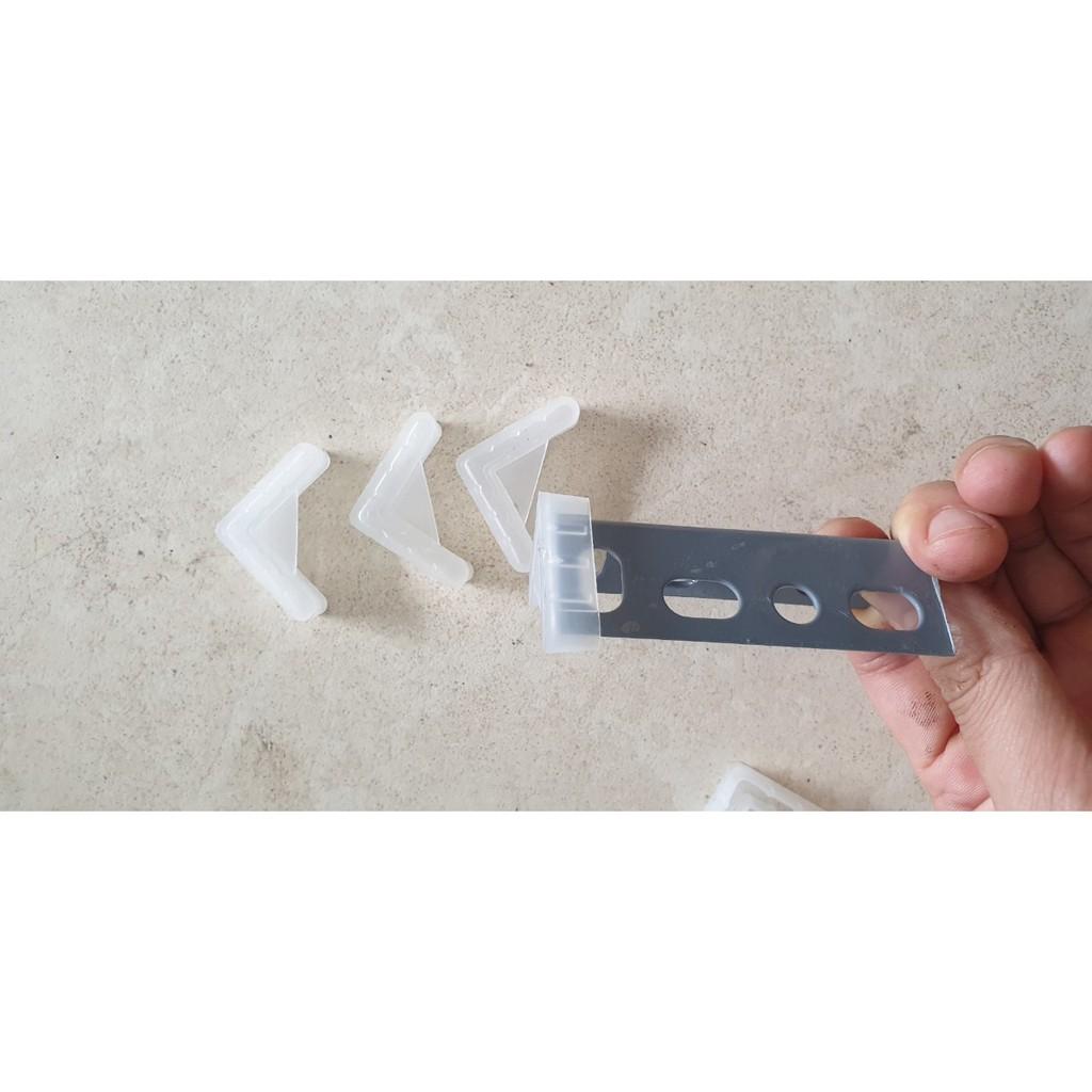 Bộ 4 chân nhựa lắp cho thanh sắt V3x3 lắp cho bộ kệ sắt chống trầy sước sàn gỗ