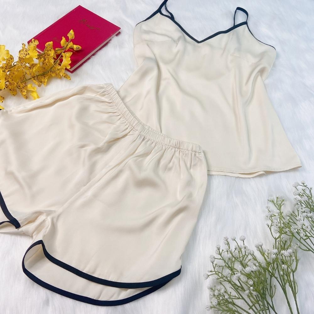Bộ đồ ngủ nữ 2 dây mặc nhà dễ thương VILADY - B111 kiểu 2 dây quần cộc màu trắng gạo mềm mát, chất liệu Lụa Pháp cao cấp