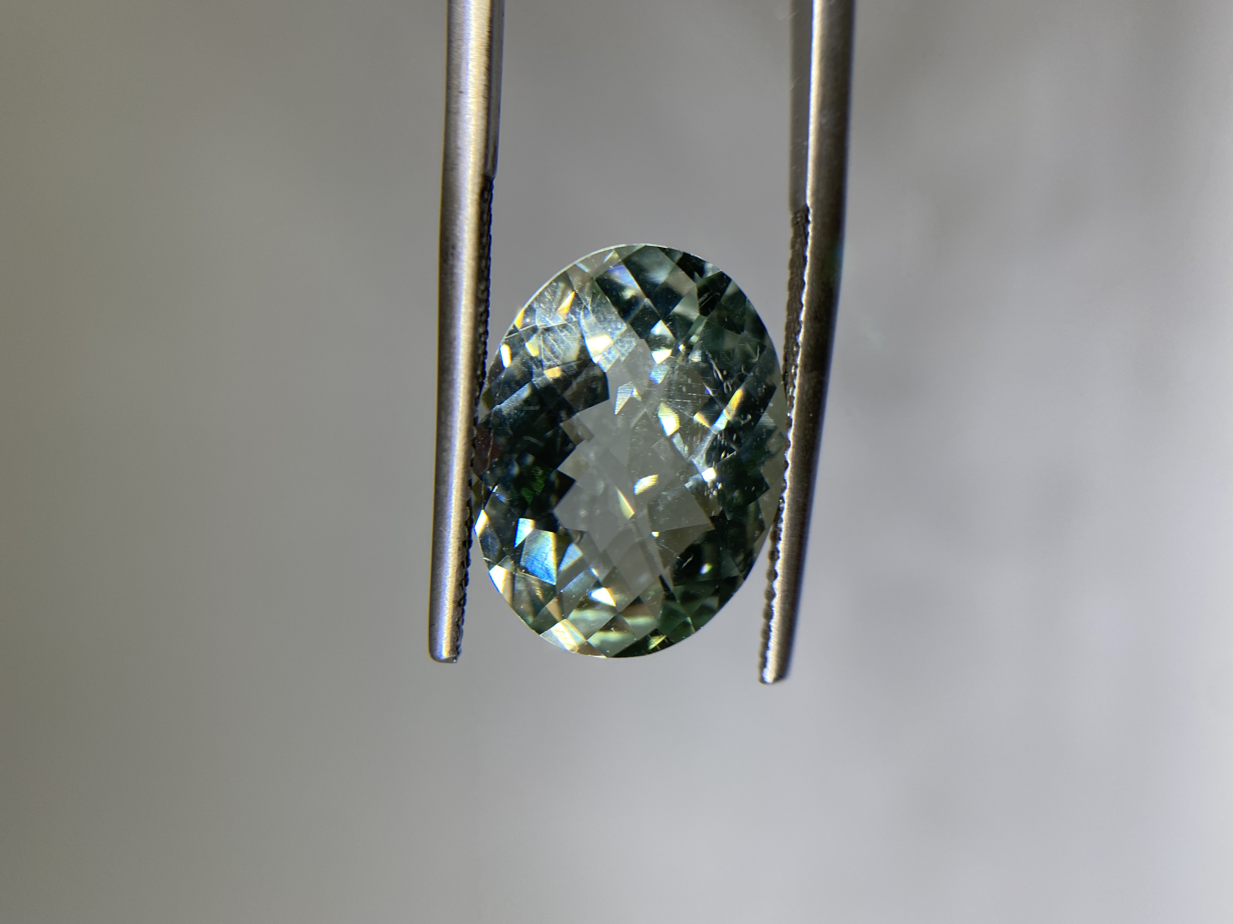 Viên thạch anh xanh Praseorite oval 10.21ct 113107