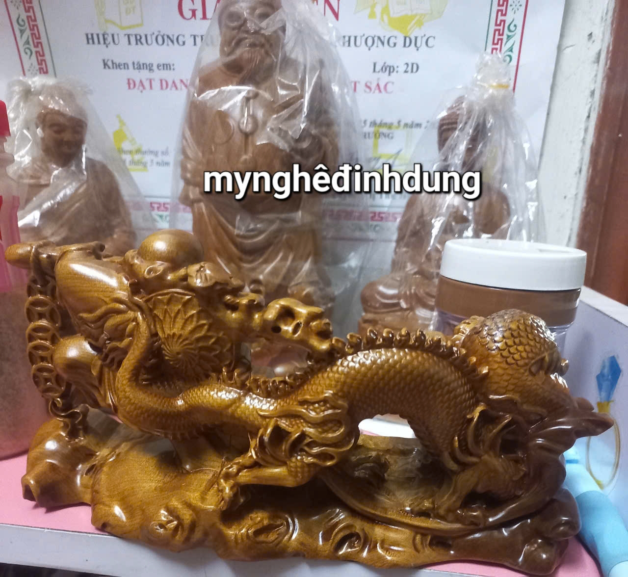 Tượng phật di lặc kéo rồng cuốn kt 20x10x7cm bằng  gỗ  bách xanh thơm nức