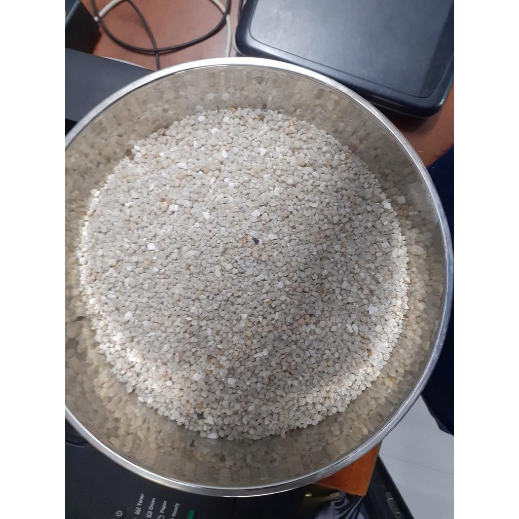 Cát thạch anh lọc nước lọc hồ cá kích thước hạt 0.6-1.2mm.