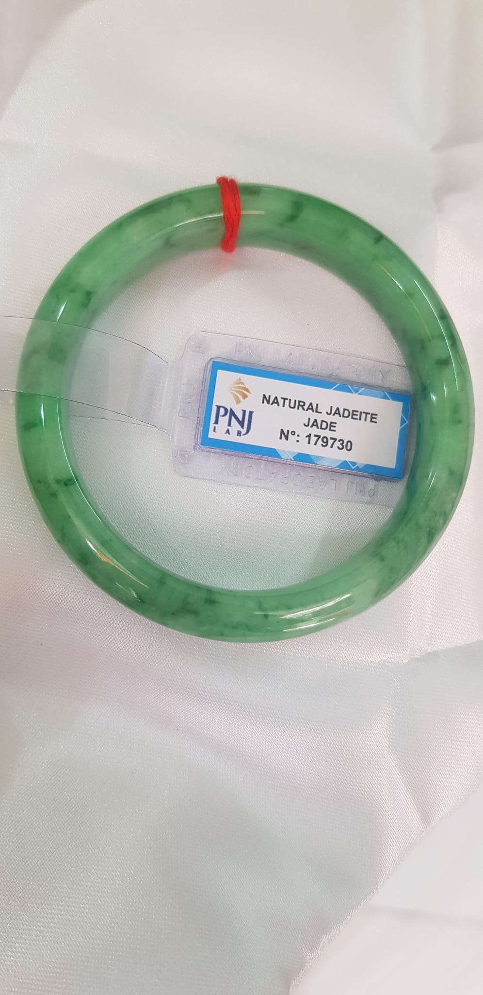 Vòng Cẩm Thạch tự nhiên Vip Bản Hẹ ĐL Ni 56mm x Cao 12mm x dầy 7,8mm Vòng kiểm định P No 179730 màu Xanh Lý Đều bóng vân đậu lý cưng quá mượt đẹp Nữ mệnh Mộc Thủy Hỏa cân nặng 54kg - 63kg đeo rất đẹp sang tay ạ
