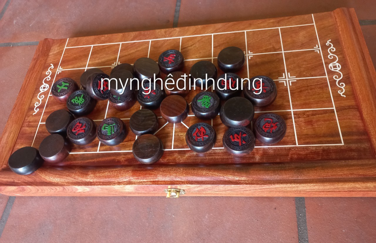 Bộ bàn cờ tướng  bằng gỗ hương đá 50x50x3.5cm +quân cò gỗ trắc đỏ đen đẹp long lanh kt 4.0x1.5cm