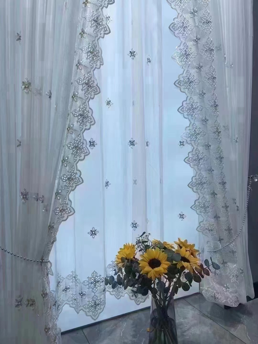 Vải rèm voan thêu 4 cánh màu ghi và màu xanh dương