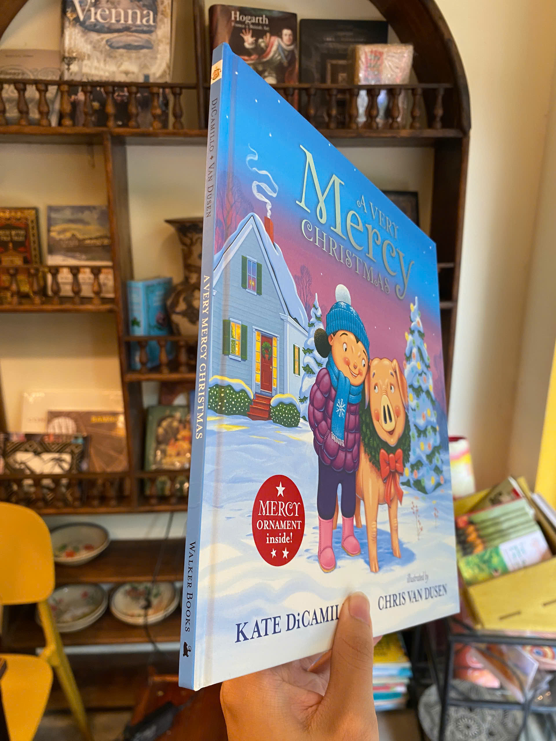Sách - A Very Mercy Christmas by Kate DiCamillo | Children's Picture Book - Christmas Story