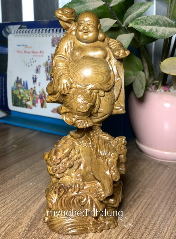 Tượng phật di lặc trấn ghê bằng gỗ bách xanh thơm nức kt 20×8×6cm