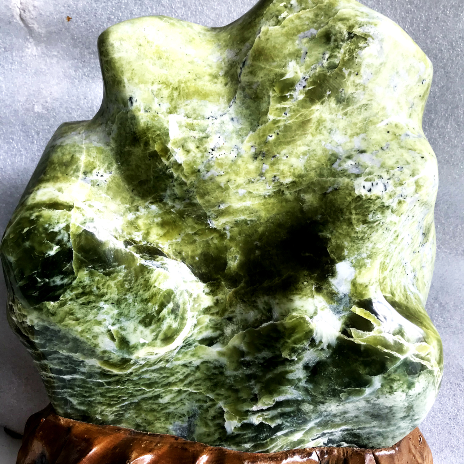 Cây đá để bàn màu xanh lá tự nhiên cân nặng hơn 15 kg cao khoảng gần 50 cm cả chân đế nhiều ngọc serpentine cho người mệnh Hỏa và Mộc phongthuymenhhoa